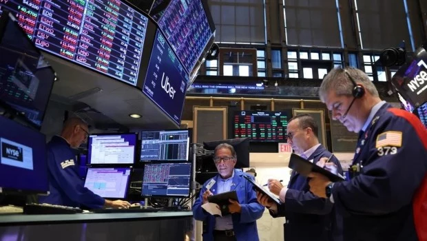 Caen acciones y bonos argentinos en el inicio de la rueda por el impacto de los aranceles 