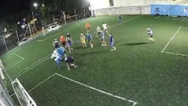 Prohíben el ingreso a eventos deportivos a 16 barras de Vélez tras el ataque a policías 