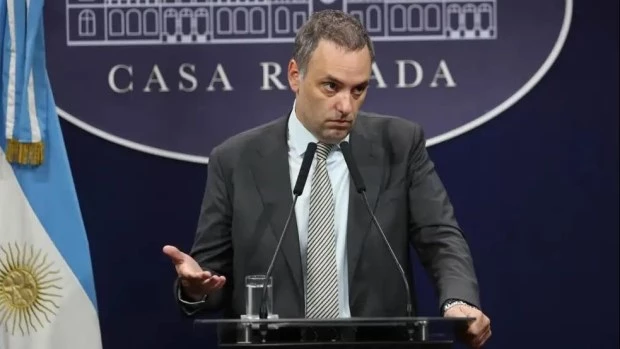 "En caso de ser electo, voy a dar un paso al costado", anticipó Adorni
