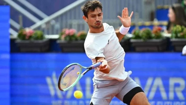 Mariano Navone le ganó el primer set al húngaro Marton Fucsovics, pero luego terminó cayendo.