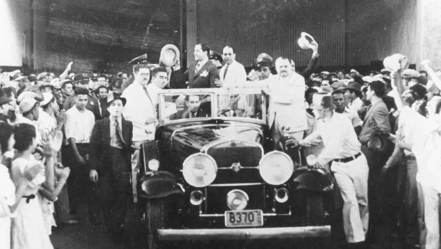 Carlos Gardel a la salida del Muelle Número 1, en el puerto de San Juan de Puerto Rico.