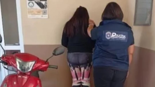 Una mujer usó la tarjeta de su tía fallecida, gastó $7 millones y fue detenida