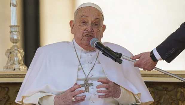 El Papa reaparece por sorpresa ante los fieles en medio de su larga convalecencia 