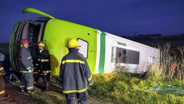 Cuatro muertos y varios heridos por el vuelco de un micro en la ruta 51