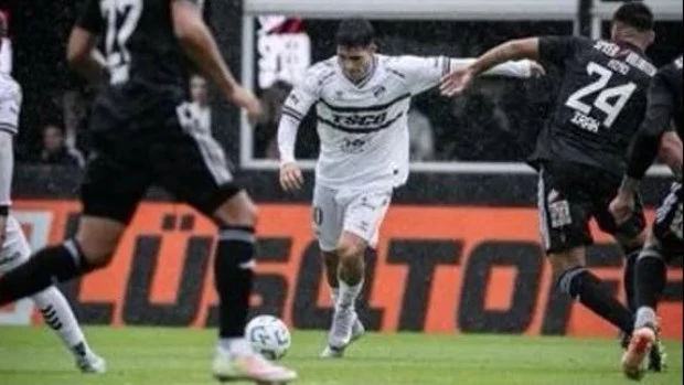 Riestra le ganó un duelo clave a Platense bajo la lluvia y trepó al quinto lugar en la Zona B