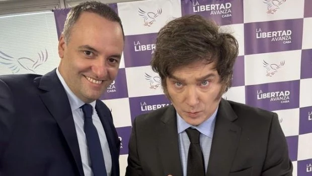 Compenetrado con la campaña porteña, Milei filmó un spot para pedir el voto para Adorni