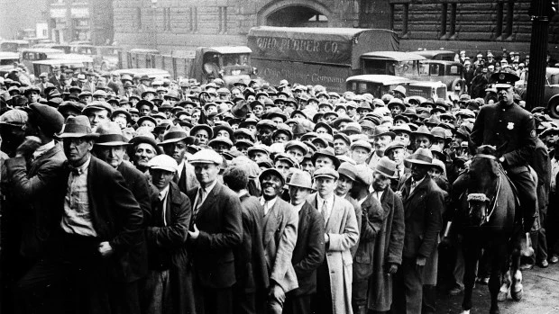 Miles de desempleados se agolpan en las puertas del Municipio de Cleveland durante la Gran Depresión, después de que se abrieran unos 2.000 puestos para la mejora de parques y reparaciones, el 9 de octubre de 1930.