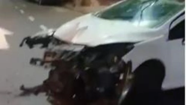 Un auto chocó contra el Metrobús en La Boca