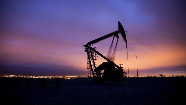 El petróleo Brent se hunde un 6,01 % y cae por debajo de los 60 dólares por primera vez en cuatro años