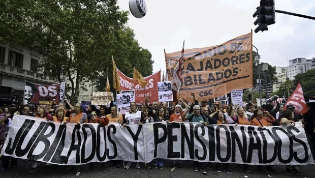 Los jubilados marcharon junto a los gremios al Congreso en la previa del paro