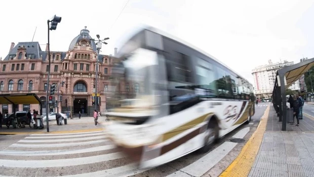 Paro general: largas filas en las paradas de colectivos