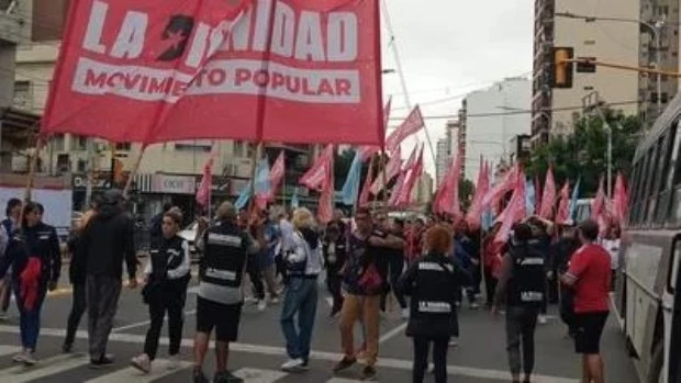 Organizaciones sociales se pliegan al paro y hacen un corte en el Puente Pueyrredón