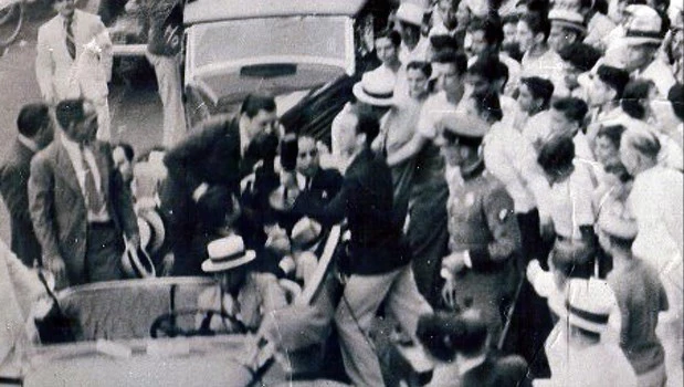 Numeroso público se apiñó para saludar al ‘Zorzal criollo’. El era amable con todos.