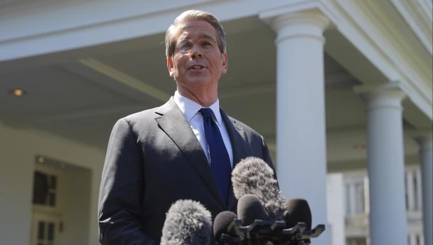 El secretario del Tesoro negociaría una línea de financiamiento con Milei