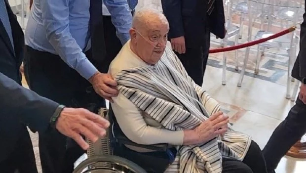 Francisco reapareció usando poncho y camiseta en público