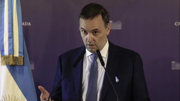 Adorni: "El PRO quedó obsoleto, es un Nokia 1.100 y nosotros un IPhone 16 PRO"