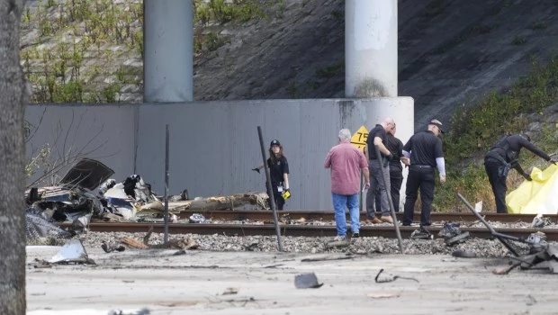 Tres muertos al estrellarse una avioneta en una transitada avenida en Boca Ratón