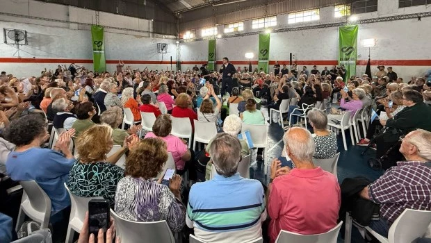 Leandro Santoro inició su campaña en un club de barrio con jubilados