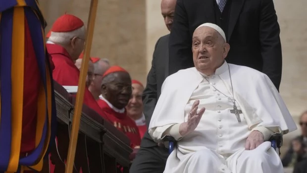 El papa Francisco inicia la Semana Santa con un saludo en persona en la plaza de San Pedro