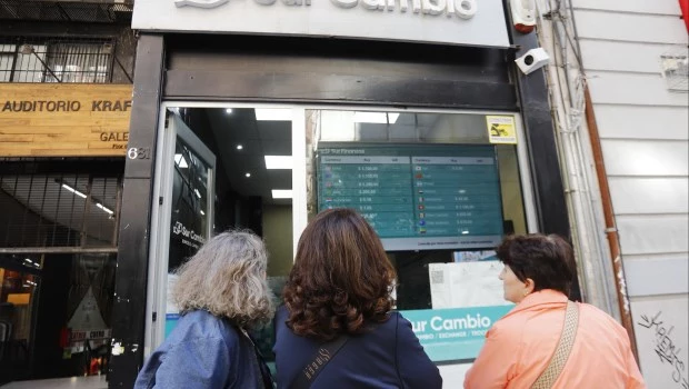 El dólar sin cepo cerró con el oficial en alza, pero con fuertes bajas en el blue y los financieros