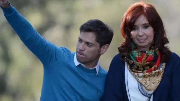Gesto de apoyo de Cristina Kirchner a Kicillof tras el desdoblamiento de las elecciones