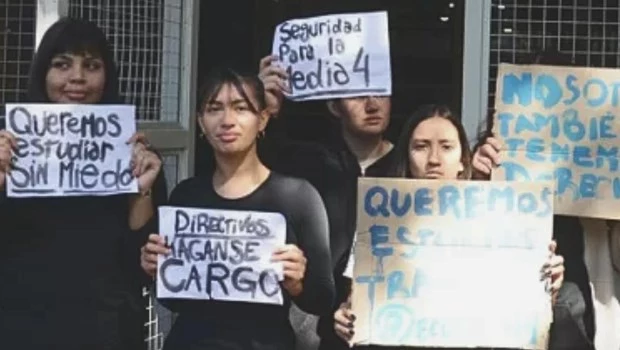 Padres y alumnos realizaron un reclamo por mayor seguridad en la Escuela Secundaria N° 4 de Ingeniero Maschwitz, donde alumnos planeaban un tiroteo.