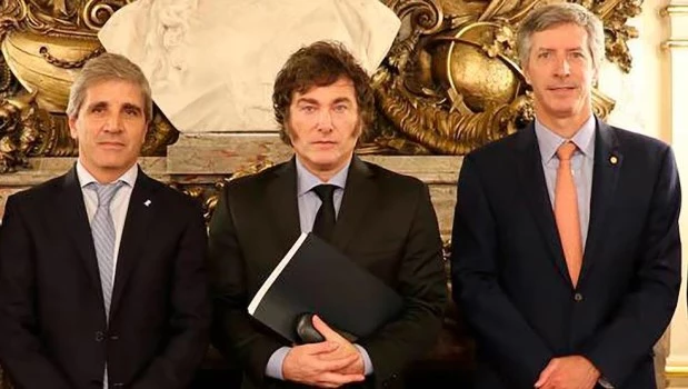Denuncian a Milei, Caputo y Bausili por posible malversación de caudales por la venta de dólares