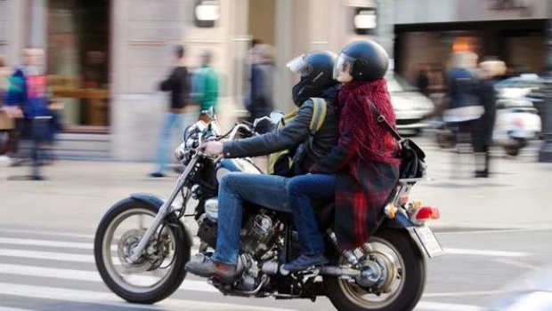 Prohibirán que circulen dos personas por moto para "prevenir ilícitos" en la provincia de Buenos Aires