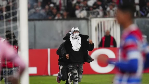 Duras sanciones para los hinchas de Colo Colo que invadieron la cancha ante Fortaleza