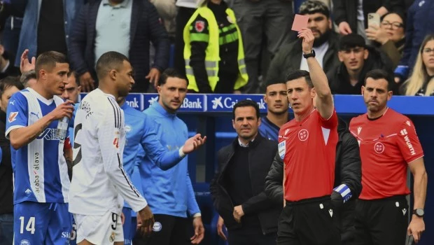 Sancionan con un partido a Mbappé por su expulsión ante el Alavés