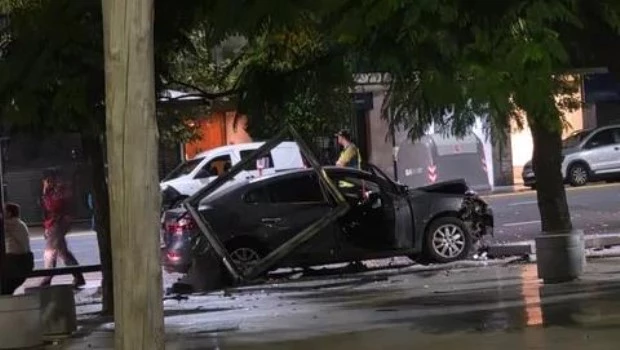 Choque en Recoleta: un auto se subió a la vereda y destrozó una parada de colectivo