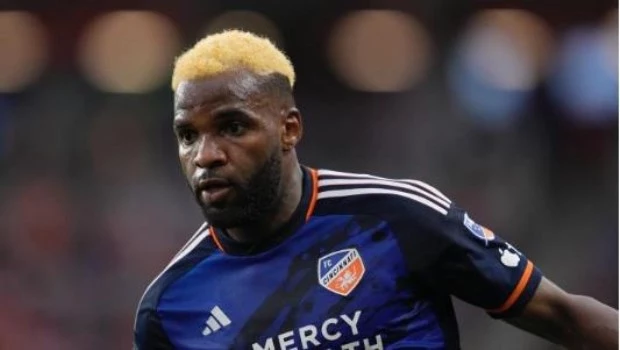 Aaron Boupendza tenia 28 años.