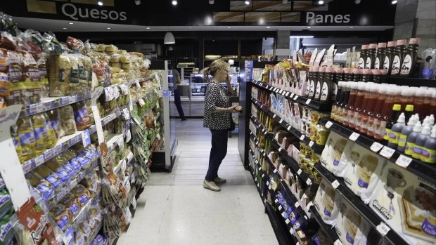 El consumo masivo en supermercados y autoservicios registró en marzo una caída interanual de 5,4%
