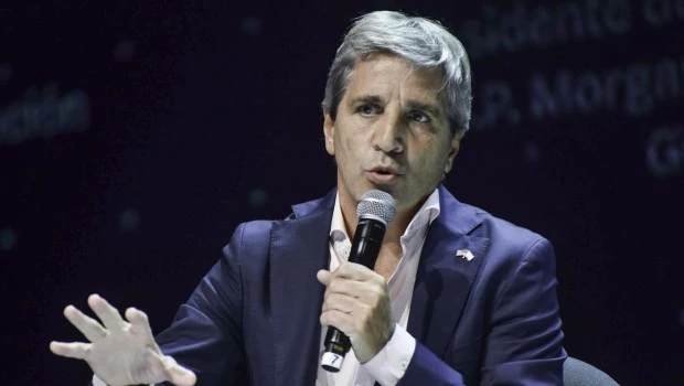 Caputo destacó el aumento del salario real