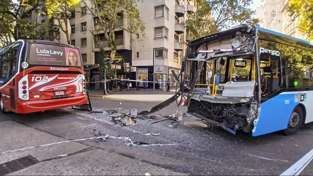 Choque entre dos colectivos y una moto en Montserrat: 26 personas heridas
