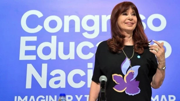 Cristina Kirchner volvió a criticar a Milei y lo comparó con De la Rúa