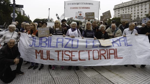 Incidentes entre jubilados y la Policía Federal durante la nueva marcha al Congreso