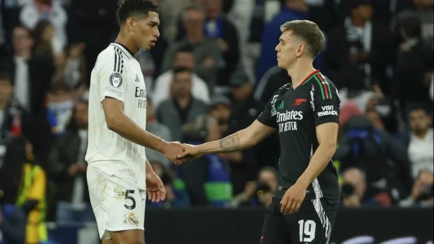 Los jugadores del Real Madrid, el inglés Jude Bellingham (i) y del Arsenal, el belga Leandro Trossard, se saludan tras el partido.