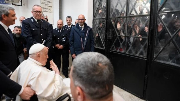 El Papa visita una cárcel romana por Jueves Santo durante su convalecencia