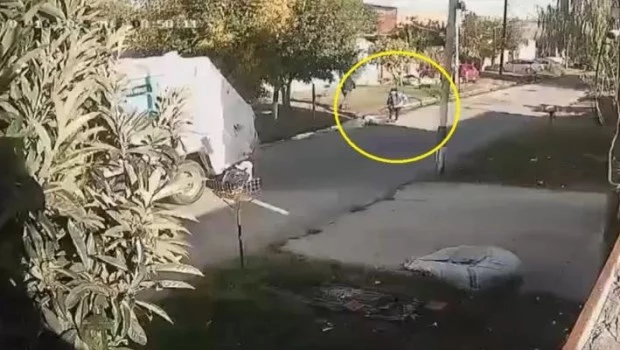 El camión recolector fue marcha atrás y embistió a la mujer, que murió en el acto.