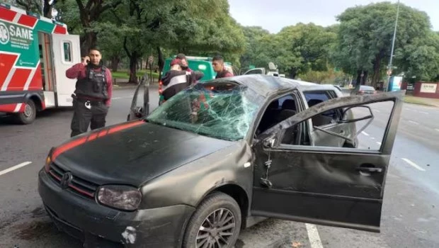 Choque y vuelco en Palermo: una joven está en grave estado
