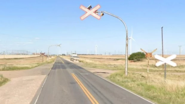 Un camión impactó contra un tren de carga en la Ruta 51