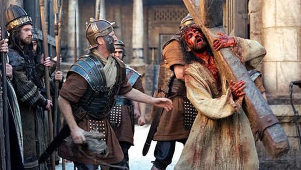 El cineasta Mel Gibson da instrucciones al actor Jim Caviezel, que interpretó a Jesús, en plena filmación de ‘La Pasión de Cristo’.