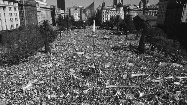 Una masiva manifestación en Plaza de Mayo saludó la recuperación de las islas en abril de 1982.
