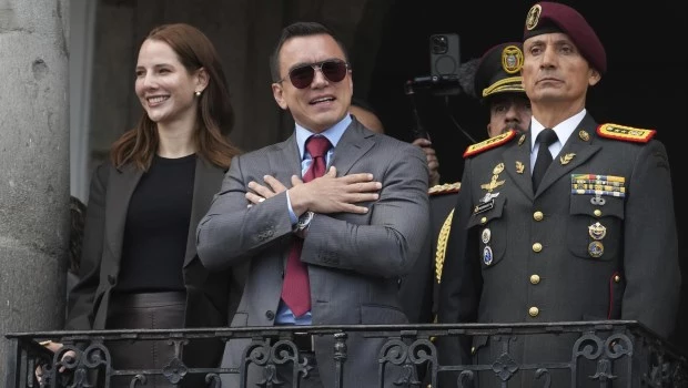 El presidente de Ecuador, Daniel Noboa, y su esposa Lavinia Valbonesi asisten al cambio de guardia presidencial en el palacio de Carondelet en Quito. ARCHIVO/ AP