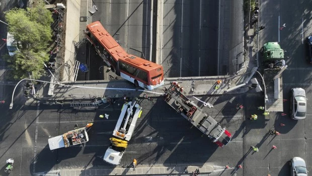 Un autobús articulado cayó desde un paso elevado sobre una autopista en Santiago de Chile: once heridos