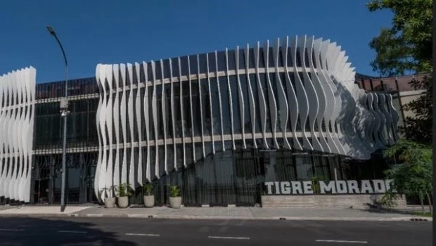 Aires del Perú frente al río