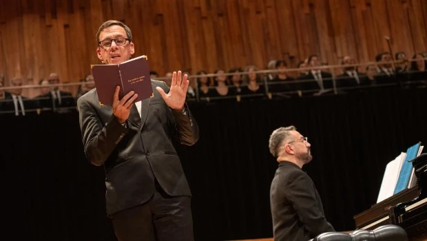 El Coro Polifónico, la puesta de Militano y el actor Marcos Montes lograron una combinación perfecta. (Foto: Luciana D'Attoma)