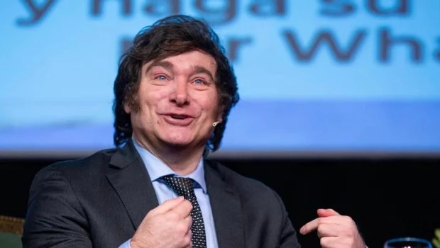 Con dólar sin cepo y a la baja la campaña de Milei carretea