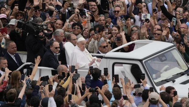 Francisco emerge de su convalecencia en Pascua y pasea en papamóvil entre la multitud